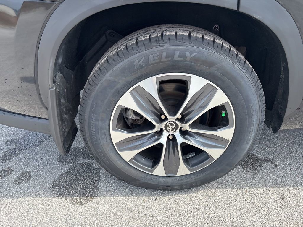 Certified 2024 Toyota Highlander XLE image 50