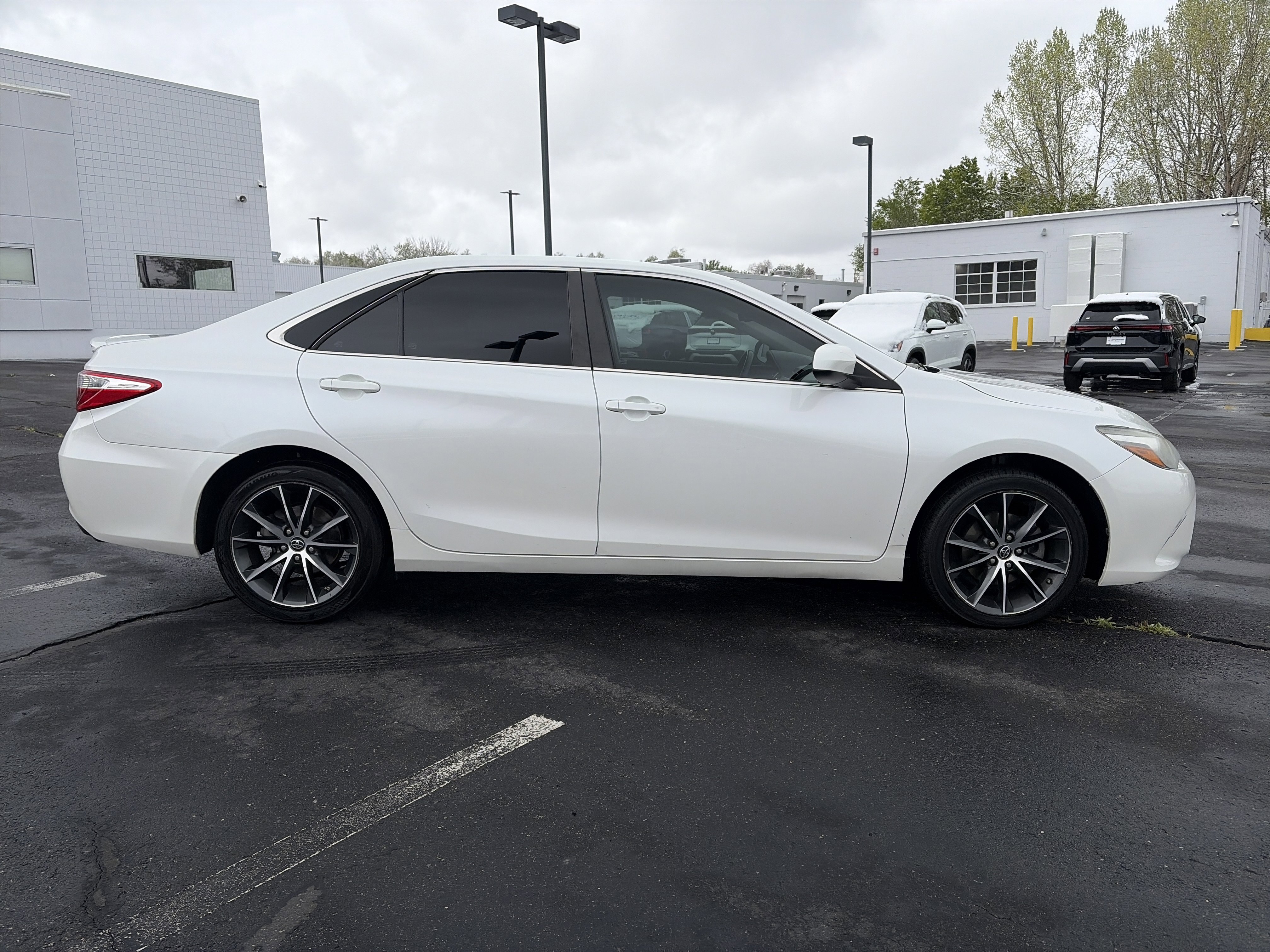 Used 2017 Toyota Camry XSE w/ Moonroof Package FWD image 4