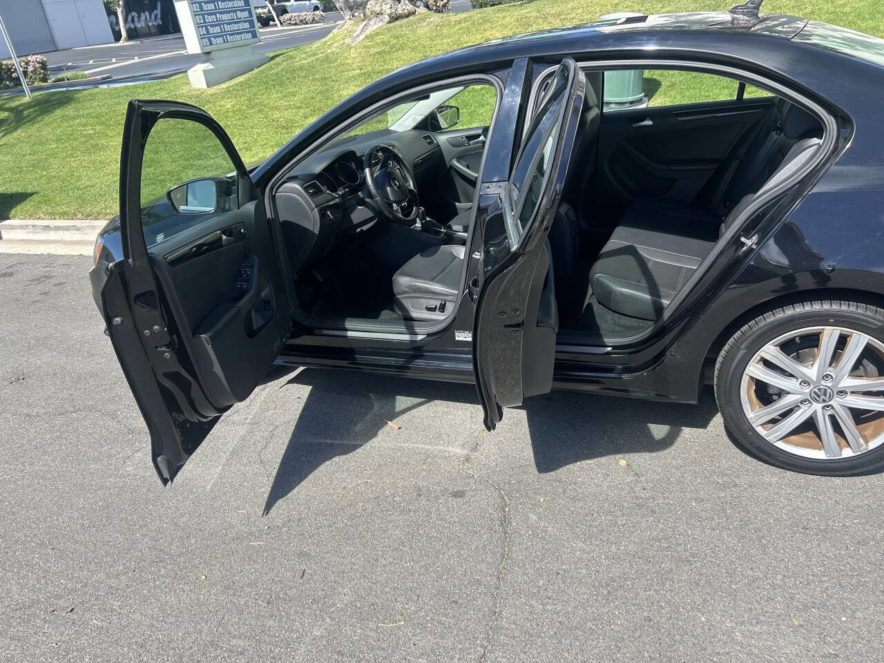 Used 2017 Volkswagen Jetta SEL FWD image 9