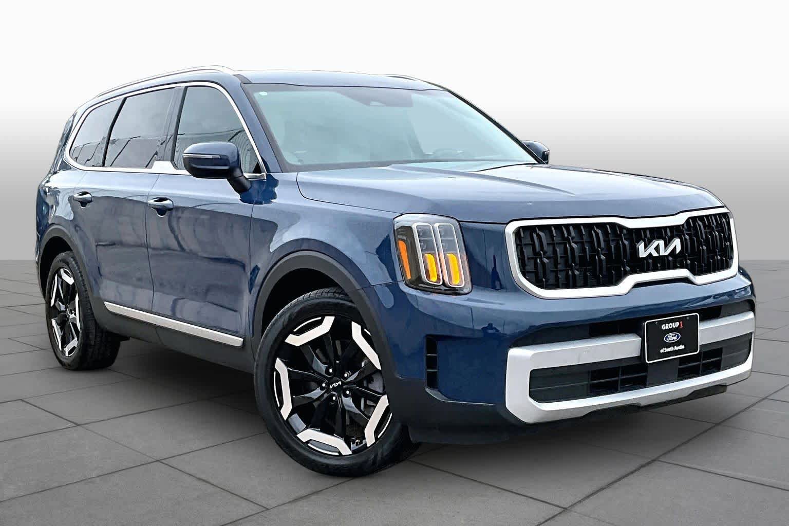 Used 2024 Kia Telluride EX w/ EX Captain's Chair Package AWD/4WD image 3
