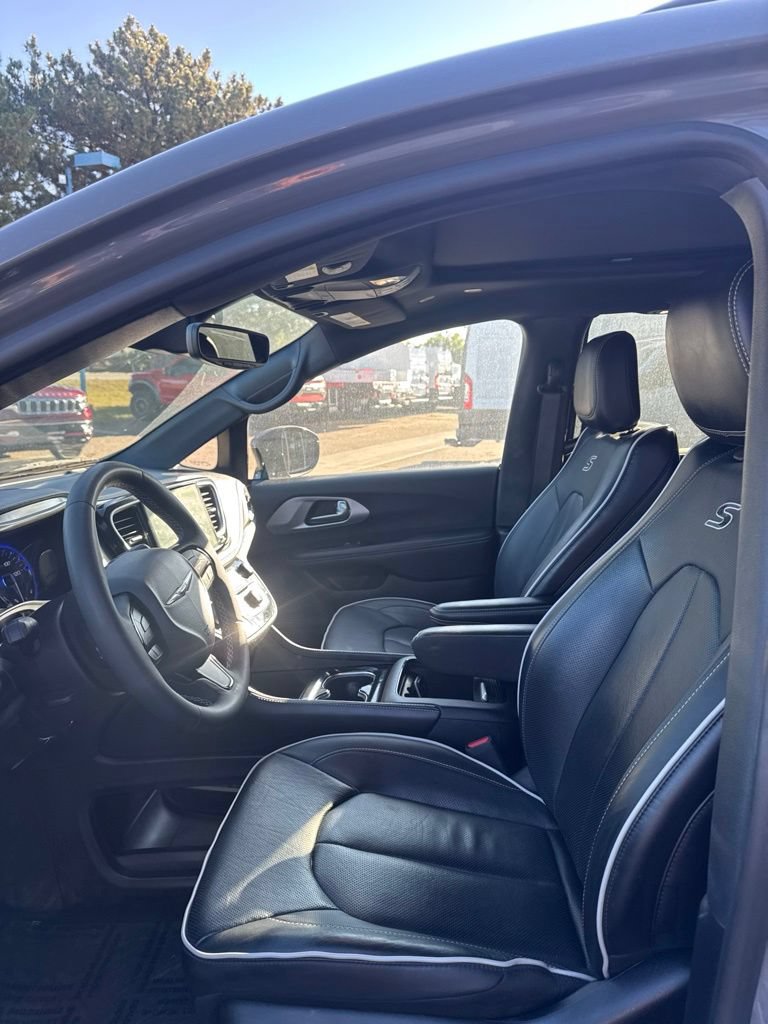 Used 2025 Chrysler Pacifica Limited FWD image 6