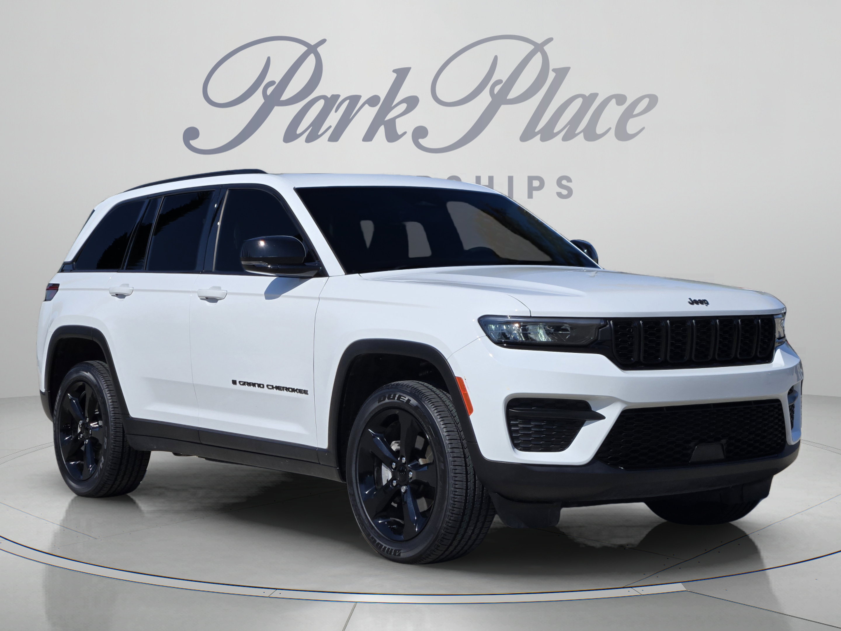 Used 2025 Jeep Grand Cherokee Altitude AWD/4WD image 7