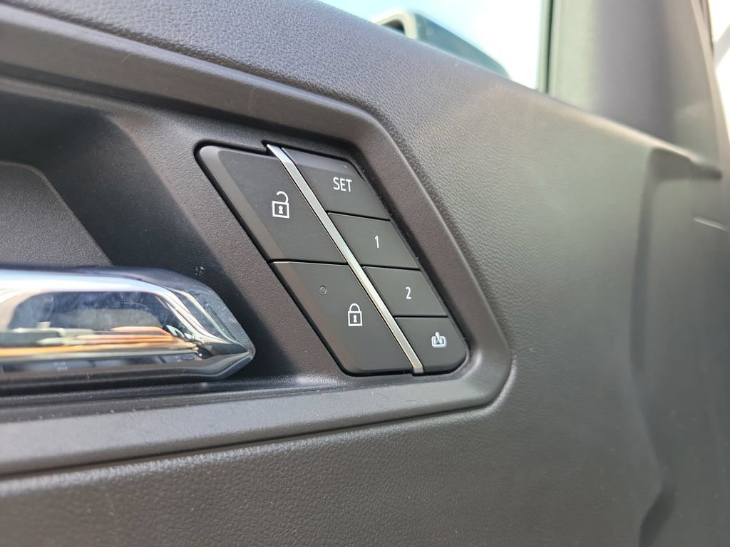 Used 2025 Chevrolet Colorado ZR2 w/ Technology Package AWD/4WD image 13