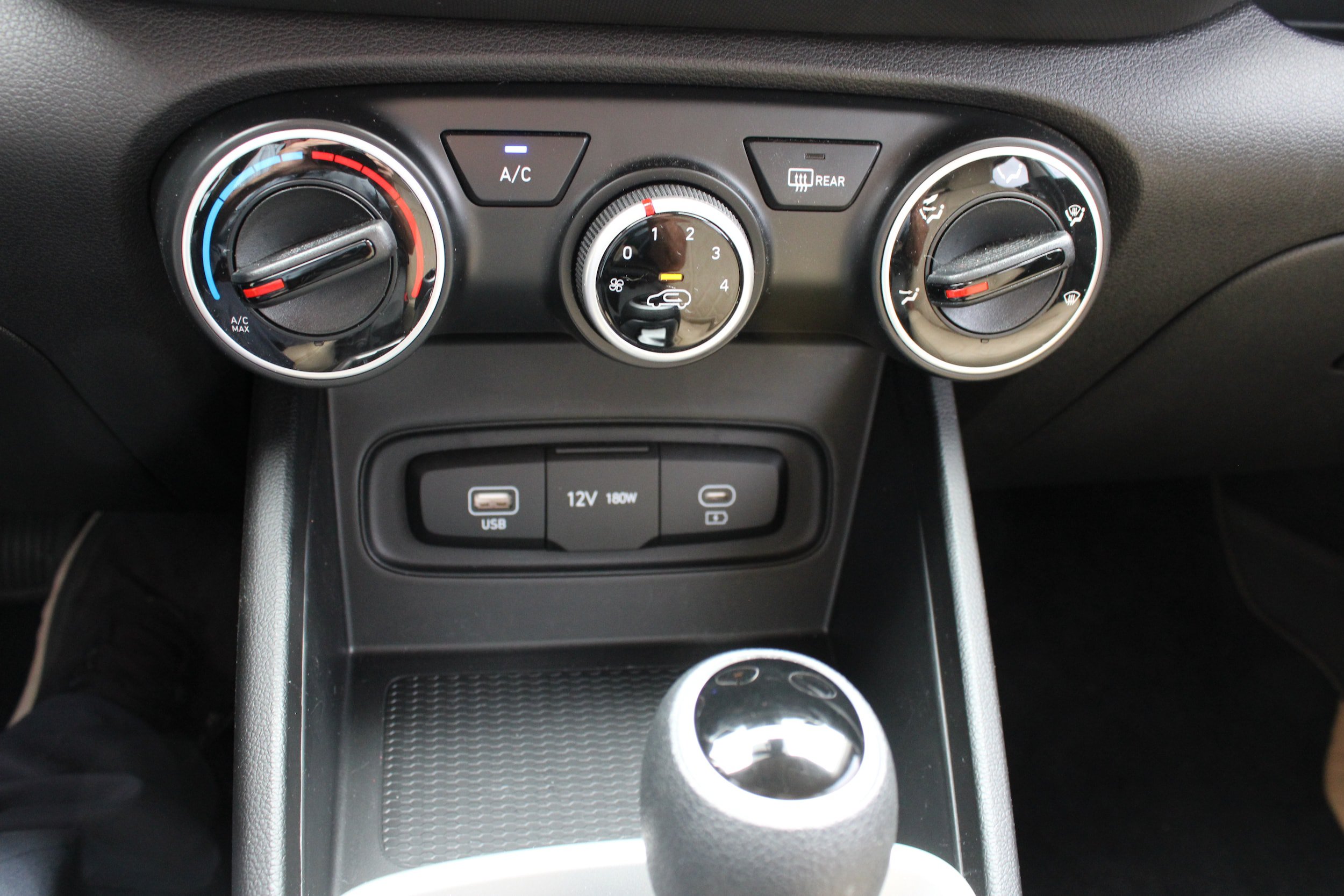 Used 2025 Hyundai Venue SE FWD image 19