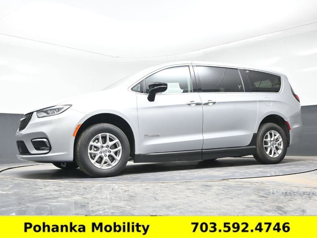 Used 2024 Chrysler Pacifica Touring-L image 12