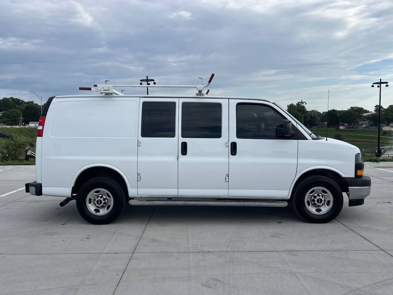 Used 2019 GMC Savana 2500 w/ Driver Convenience Package RWD image 2