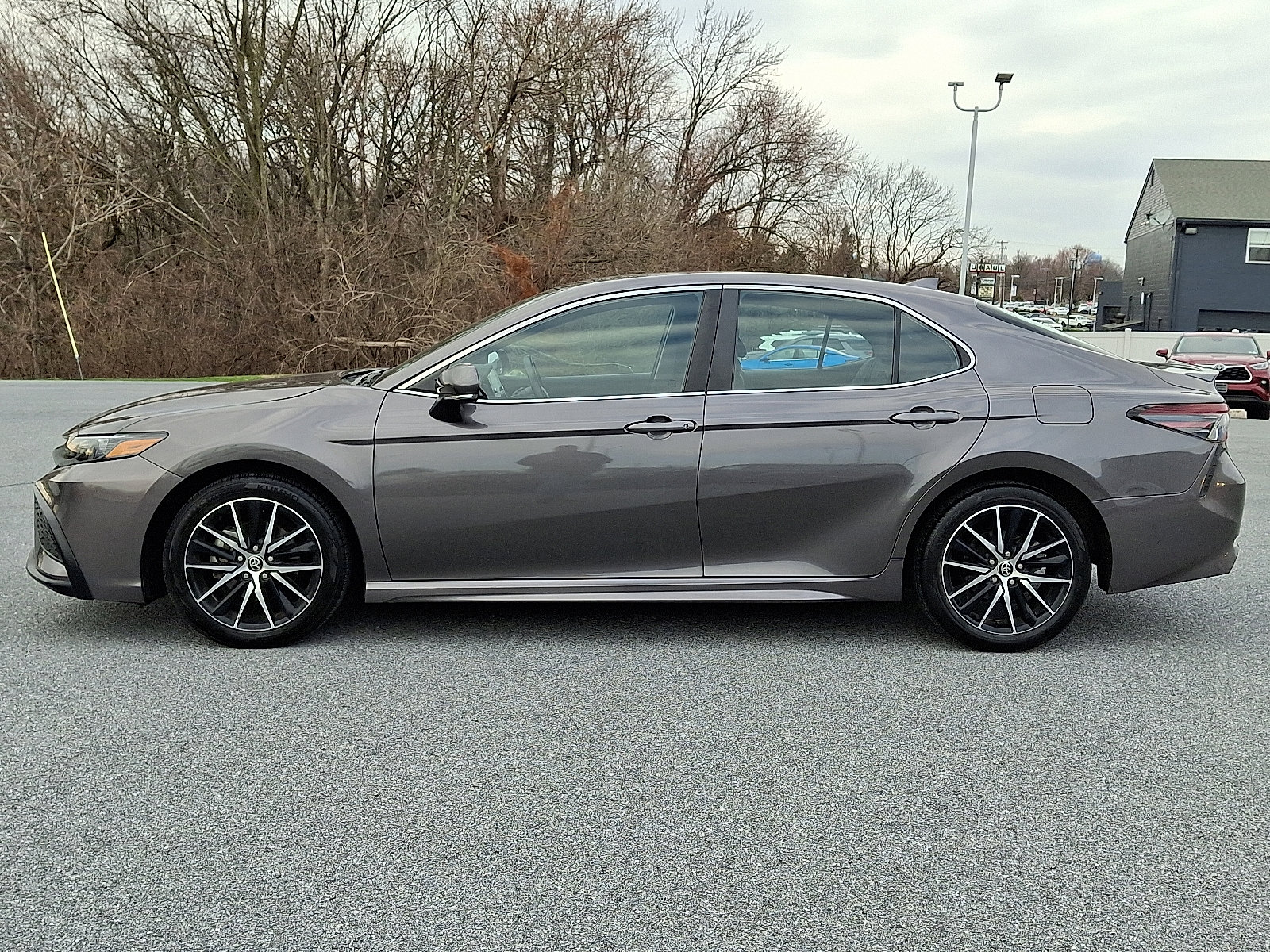Used 2024 Toyota Camry SE FWD image 4