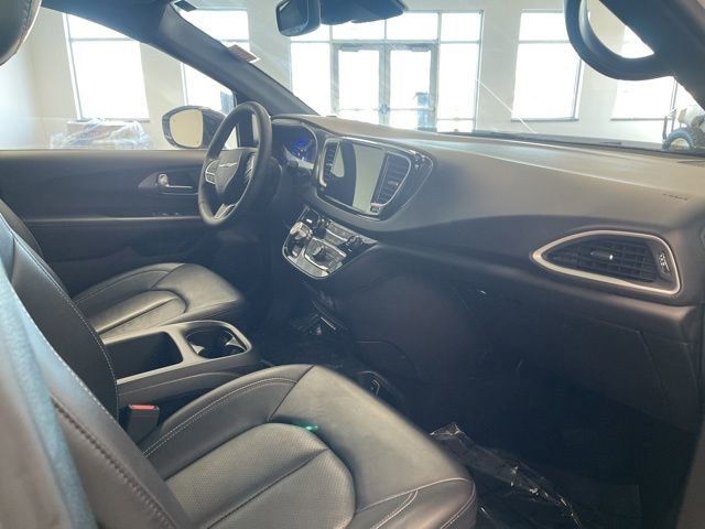 Used 2025 Chrysler Pacifica Select image 28