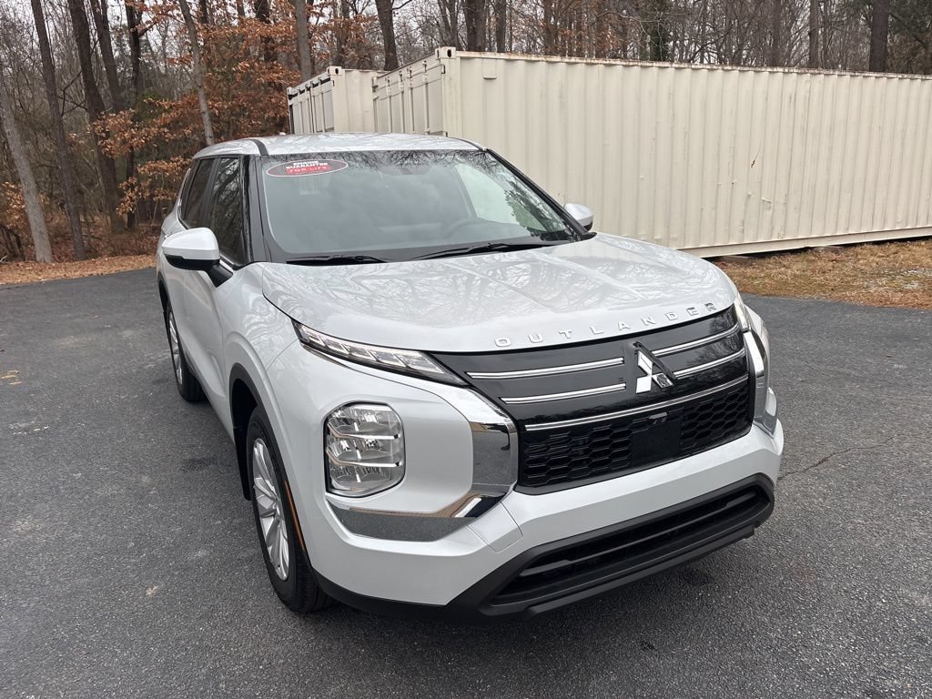 New 2026 Mitsubishi Outlander ES FWD image 1