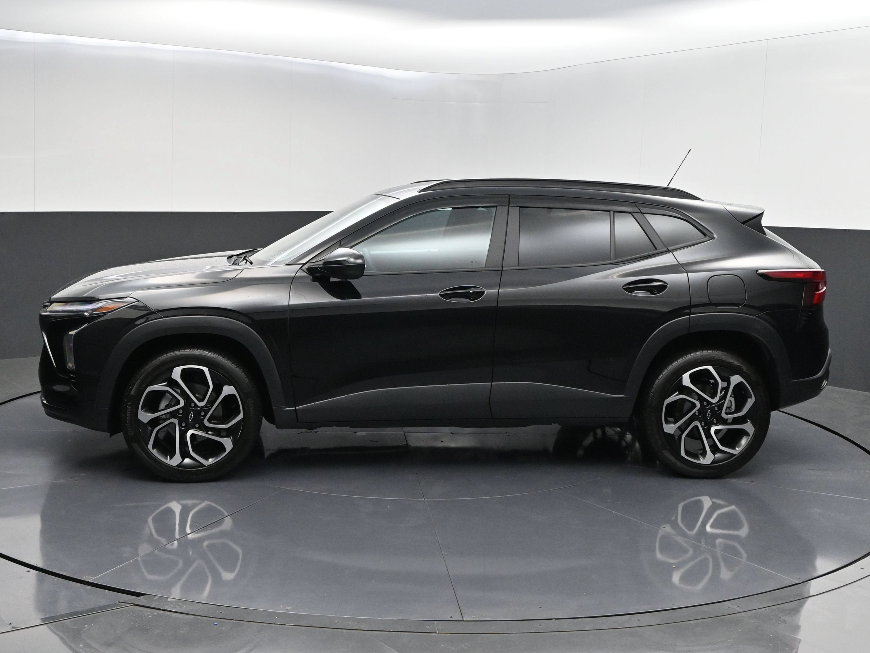 Used 2024 Chevrolet Trax RS w/ Driver Confidence Package FWD image 4