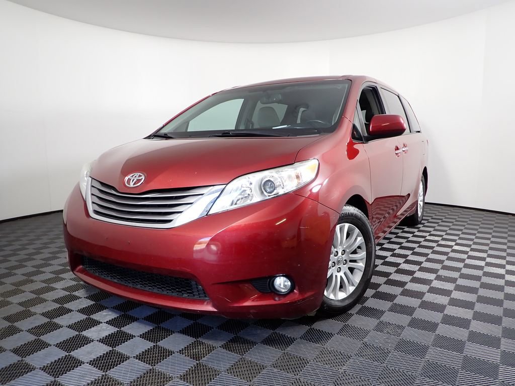 Used 2015 Toyota Sienna XLE w/ XLE Navigation Package image 2