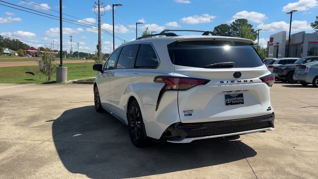 Used 2023 Toyota Sienna XSE FWD image 4
