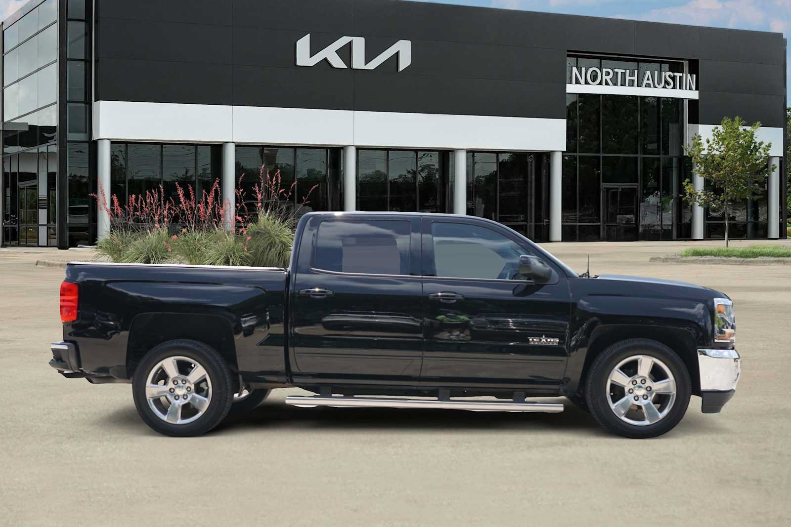 Used 2018 Chevrolet Silverado 1500 LT w/ Texas Edition RWD image 6