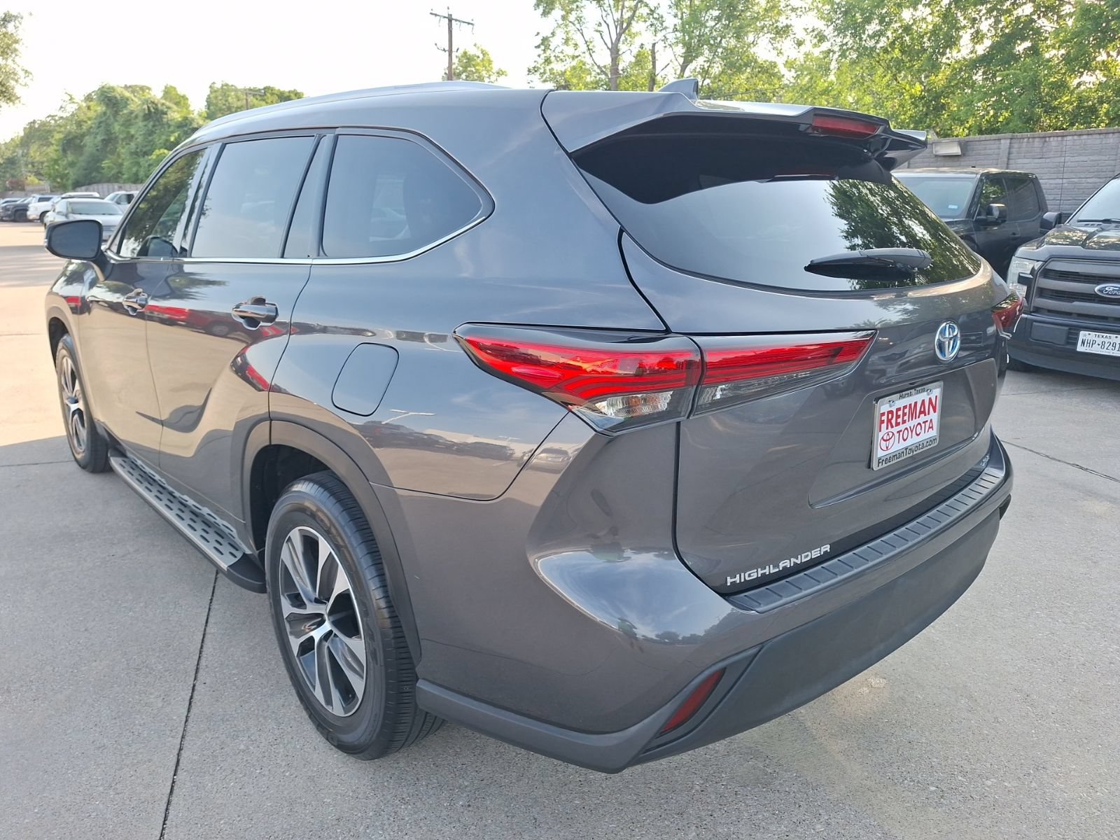 Used 2022 Toyota Highlander XLE FWD image 4