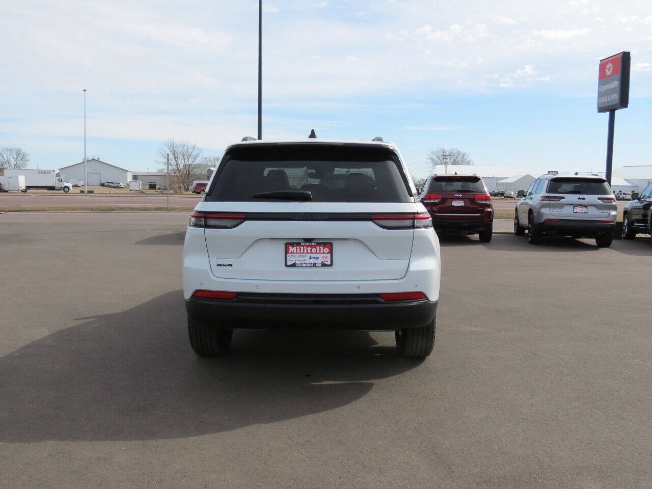 Used 2025 Jeep Grand Cherokee Altitude AWD/4WD image 7