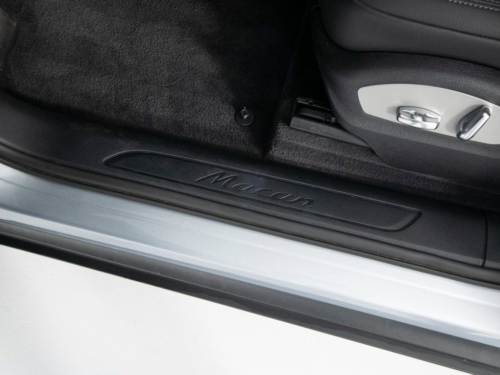 Certified 2025 Porsche Macan image 22