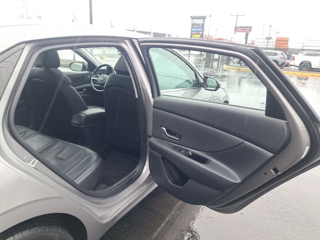 Used 2023 Hyundai Elantra Limited image 14