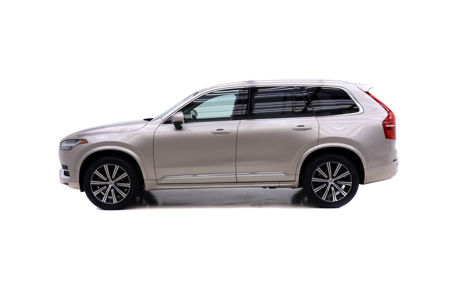Certified 2024 Volvo XC90 B6 Plus AWD/4WD image 3