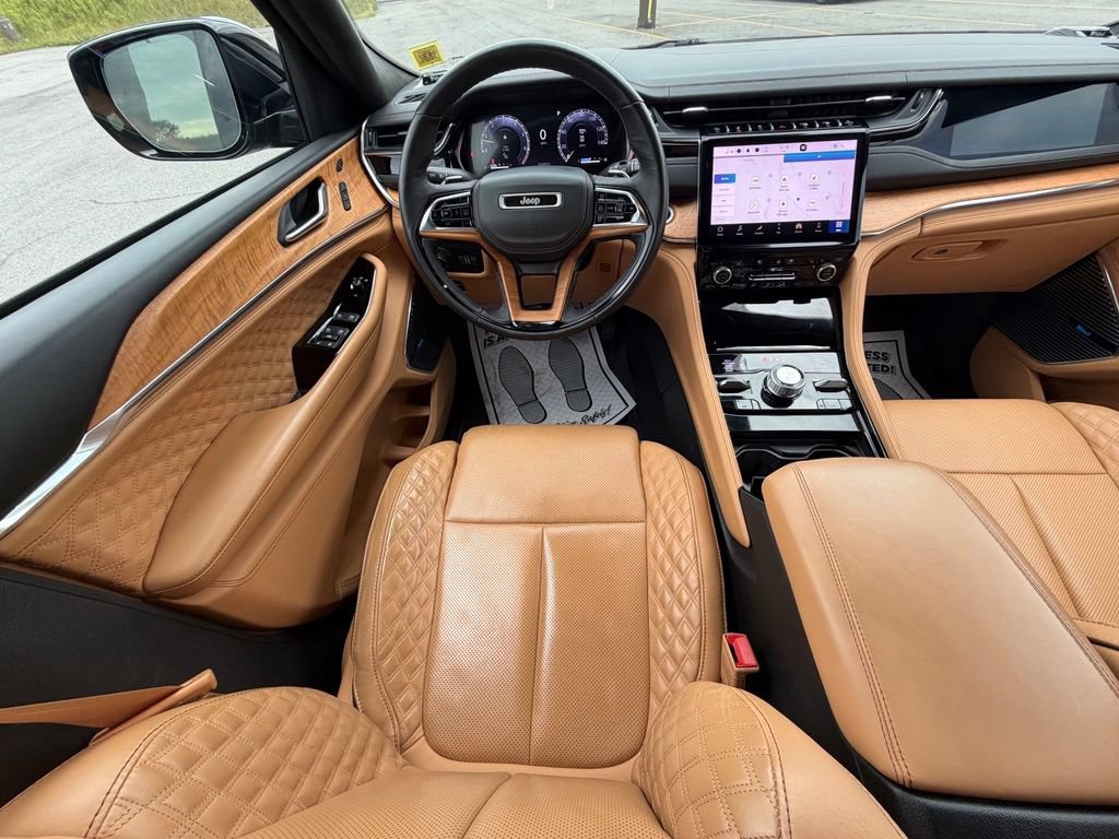 Used 2023 Jeep Grand Cherokee Summit AWD/4WD image 10