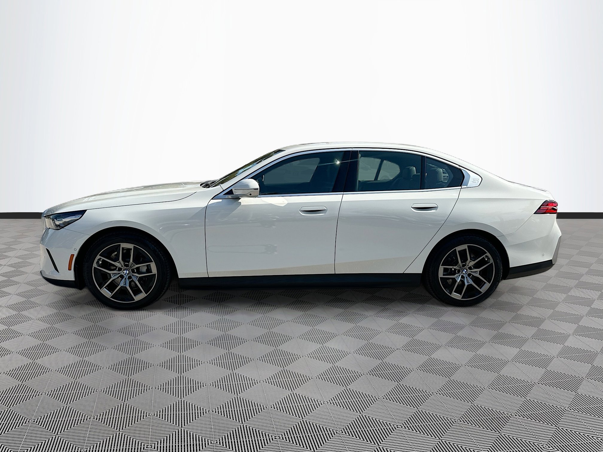 Used 2025 BMW i5 eDrive40i w/ Premium Package image 4