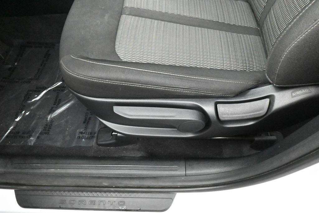 Used 2023 Kia Sorento LX FWD image 16