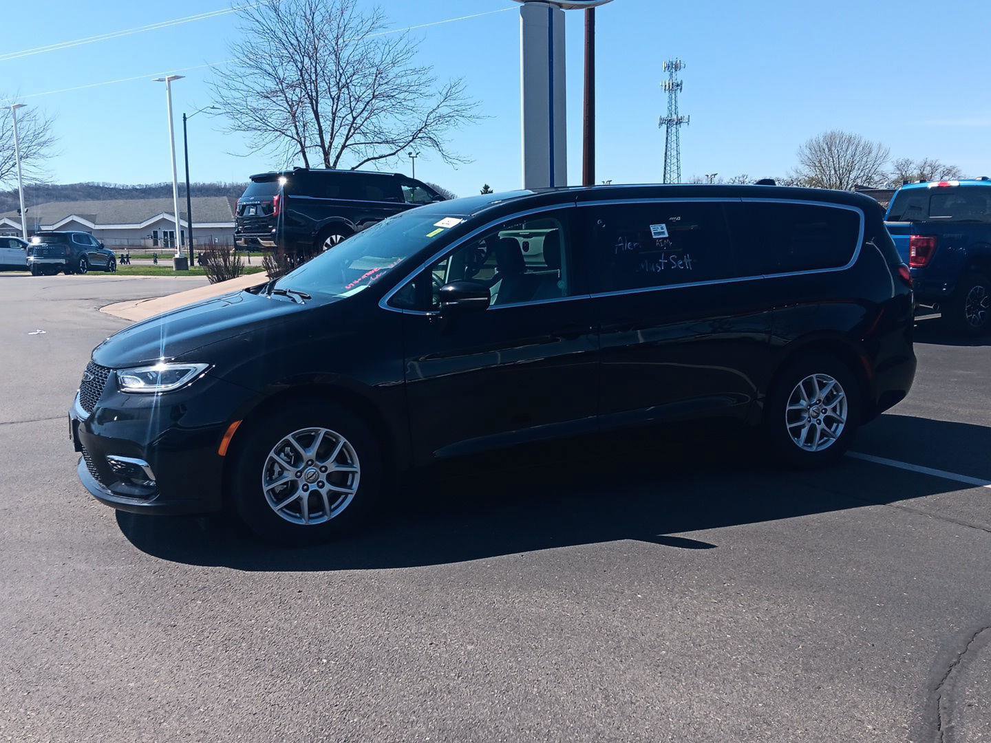 Used 2024 Chrysler Pacifica Touring-L FWD image 9