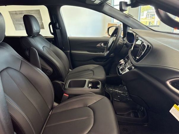 New 2026 Chrysler Pacifica Select image 23