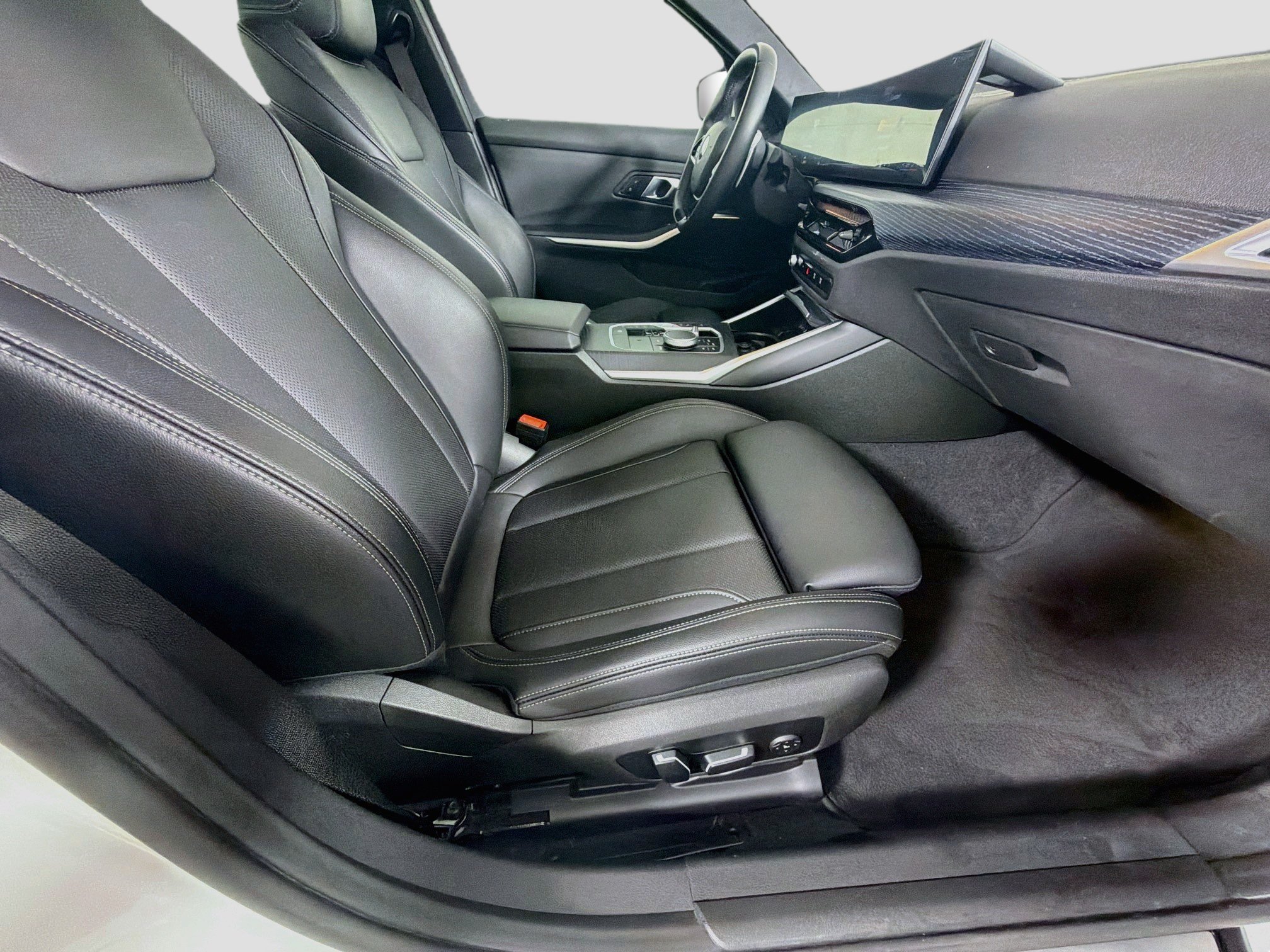 Used 2025 BMW 330i Sedan w/ Convenience Package RWD image 31