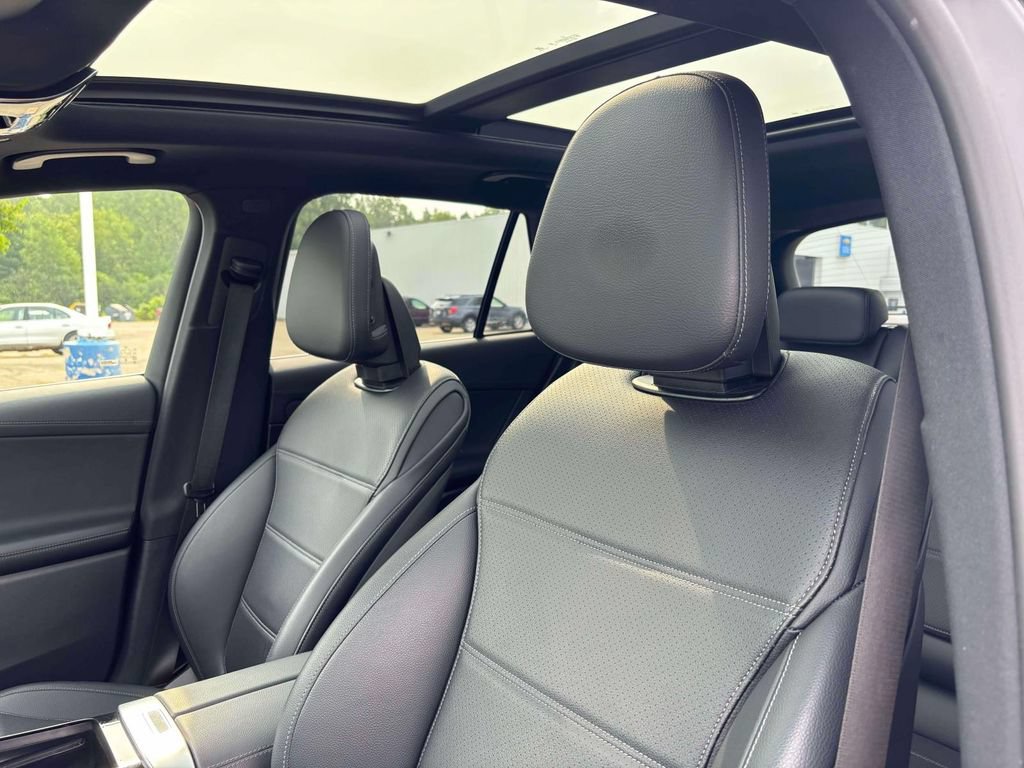 Used 2025 Mercedes-Benz GLC 300 4MATIC image 5