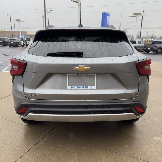 Used 2025 Chevrolet Trax LT w/ LT Convenience Package image 4
