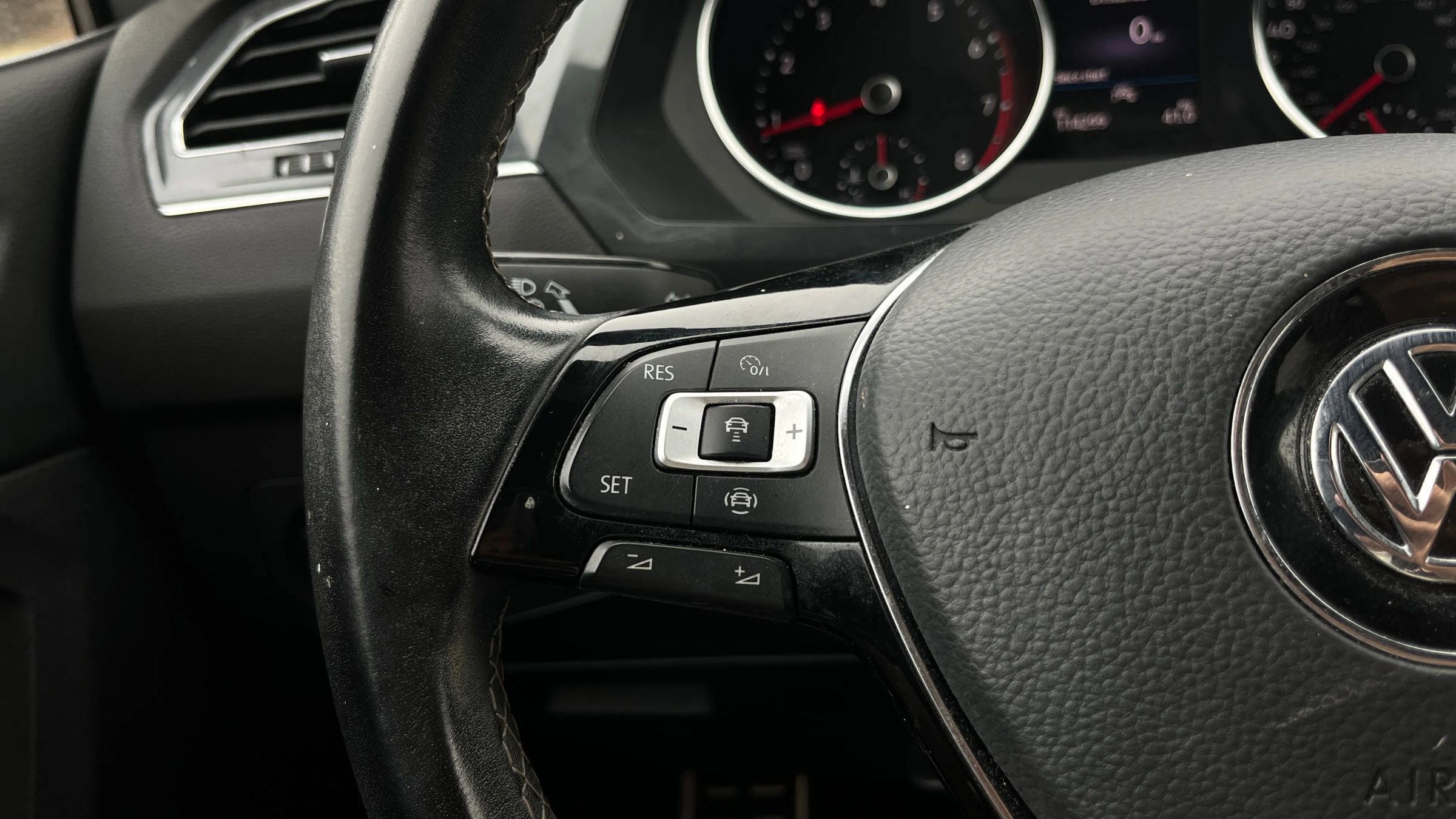 Used 2021 Volkswagen Tiguan SE R-Line image 26