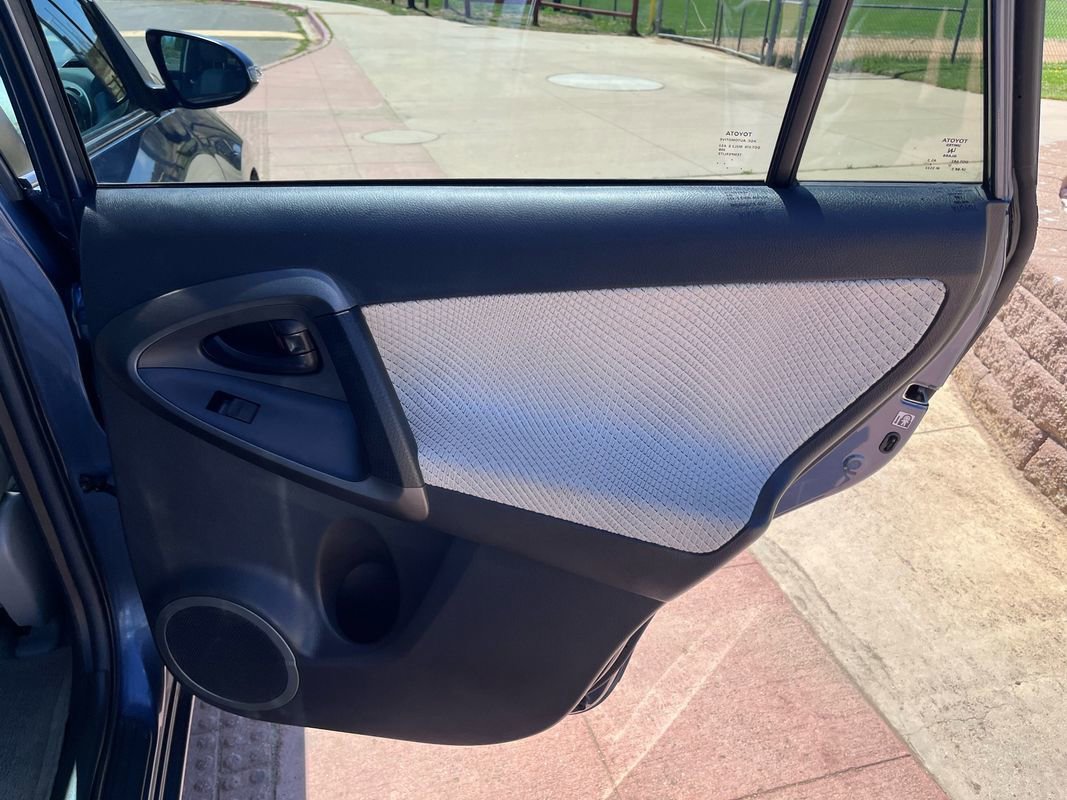 Used 2014 Toyota RAV4 EV FWD image 21