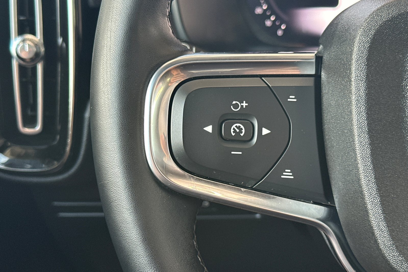 Certified 2023 Volvo C40 P8 Recharge Ultimate w/ Protection Package Premier AWD/4WD image 28
