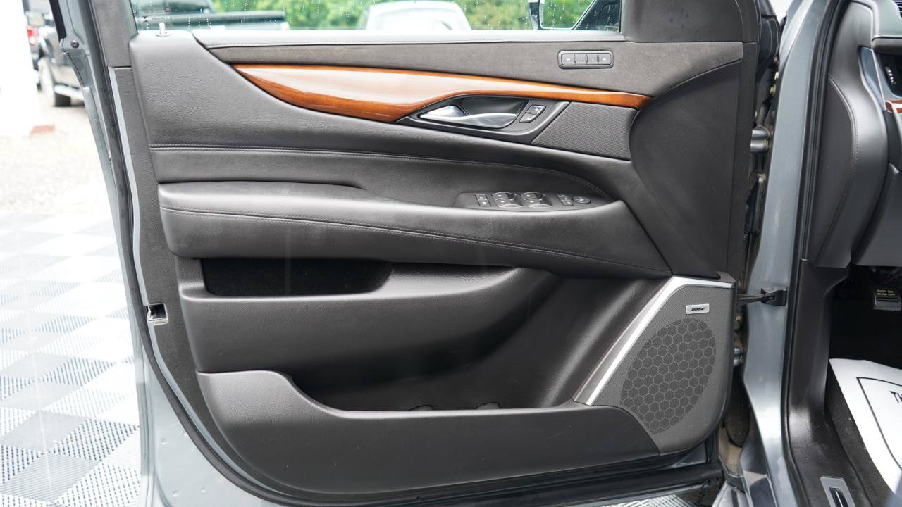 Used 2019 Cadillac Escalade ESV Luxury AWD/4WD image 57
