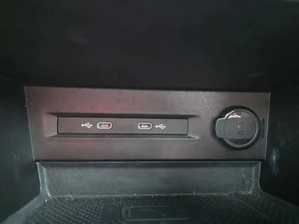 Used 2023 Volkswagen Taos SE w/ Panoramic Sunroof Package FWD image 31