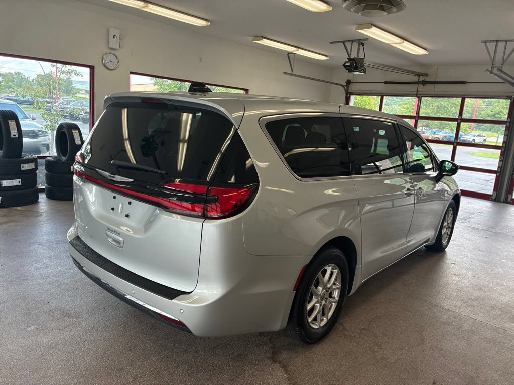 Certified 2024 Chrysler Pacifica Touring-L FWD image 32
