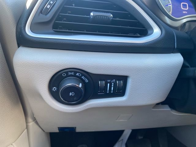 Used 2024 Chrysler Pacifica Touring-L FWD image 22