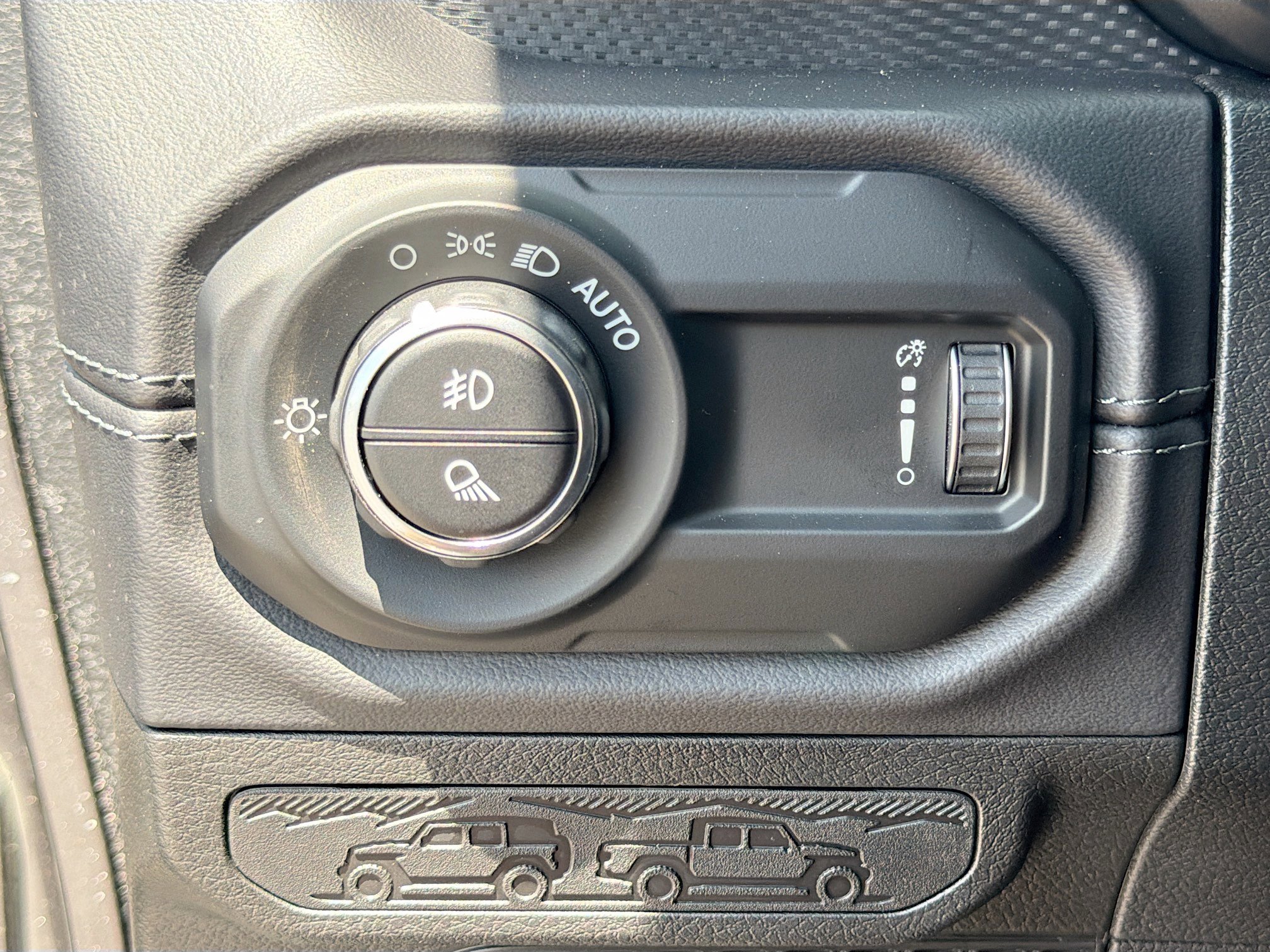 Used 2025 Jeep Gladiator Mojave w/ Technology Group AWD/4WD image 34