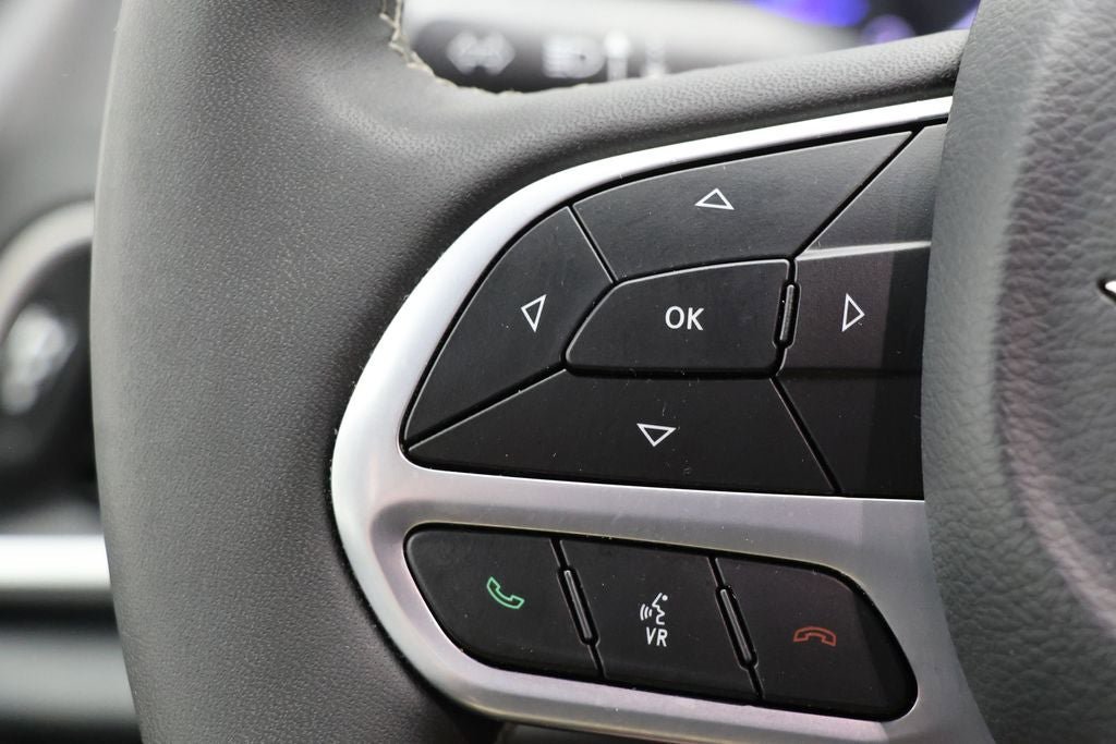 Used 2025 Chrysler Pacifica Select image 18