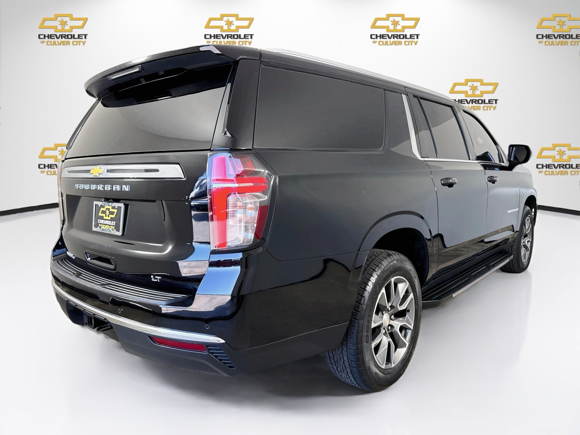Used 2024 Chevrolet Suburban LT RWD image 8