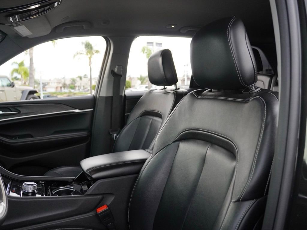 Used 2023 Jeep Grand Cherokee Limited image 18