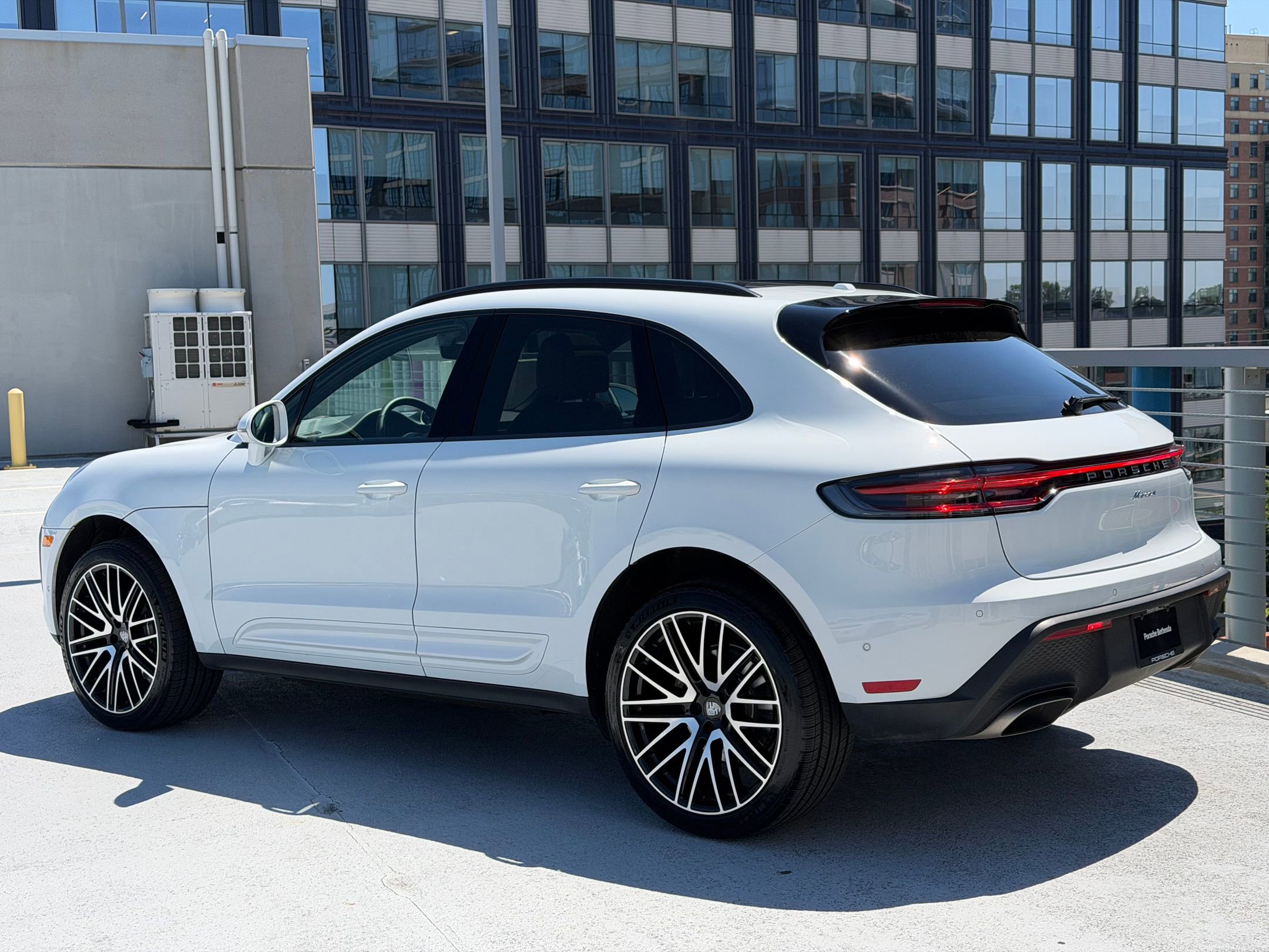 Certified 2026 Porsche Macan AWD/4WD image 3