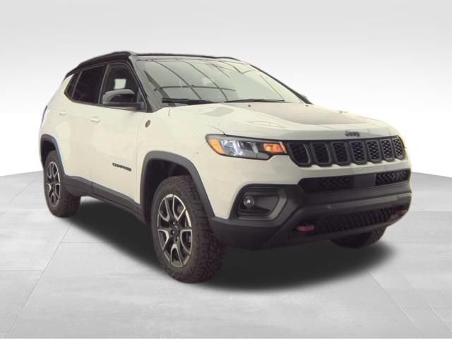 Used 2025 Jeep Compass Trailhawk image 2