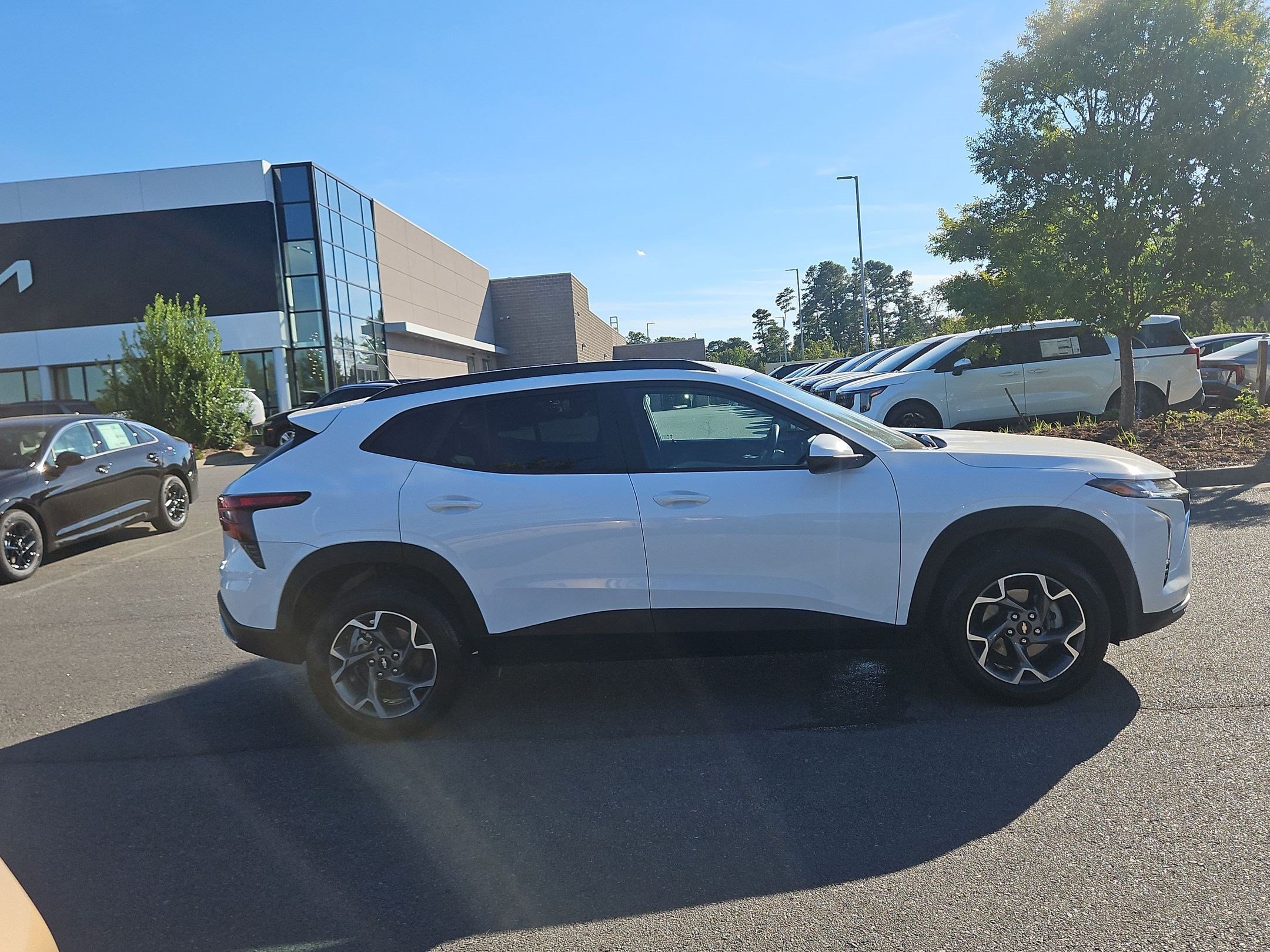 Used 2025 Chevrolet Trax LT FWD image 8