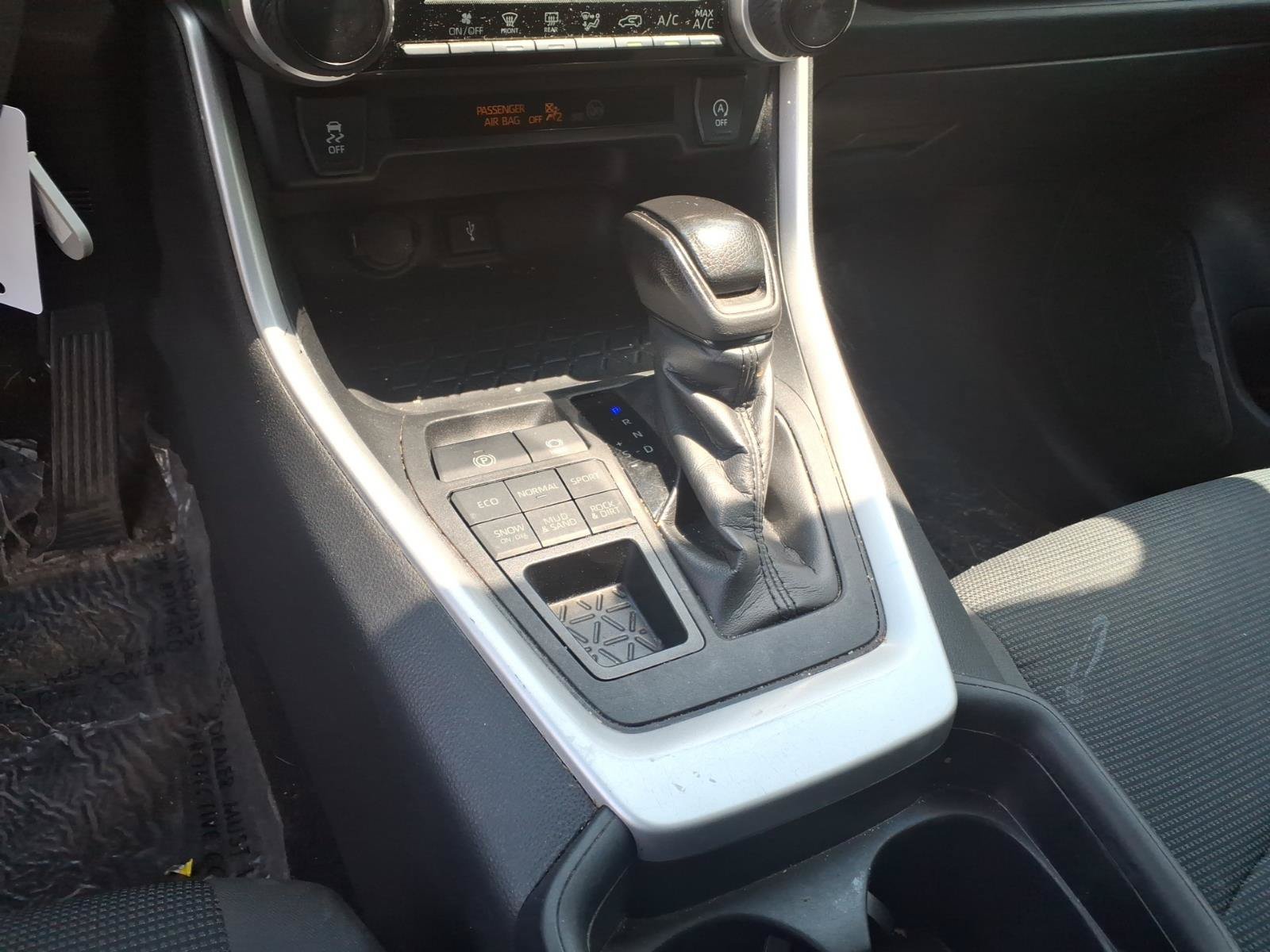 Used 2021 Toyota RAV4 LE w/ Carpet Mat Package (TMS) AWD/4WD image 10