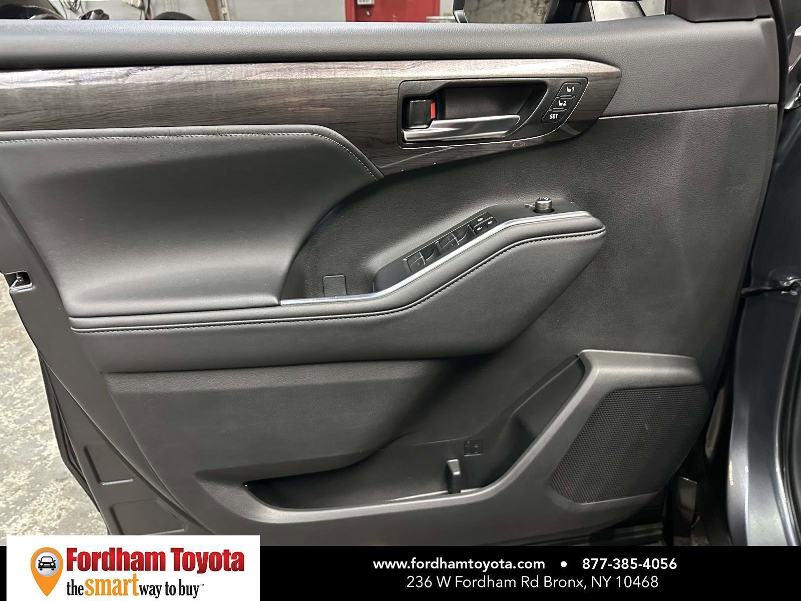 Used 2024 Toyota Highlander Limited image 19