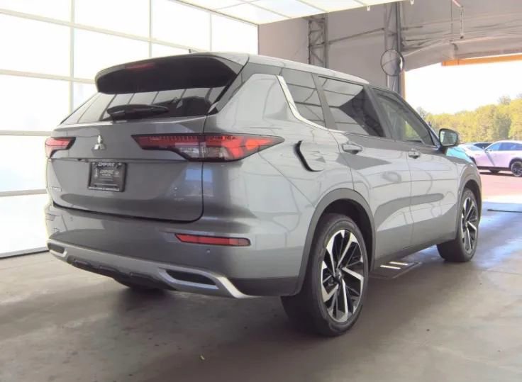 Used 2023 Mitsubishi Outlander SE FWD image 3