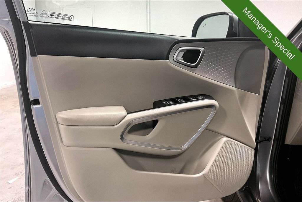 Used 2025 Kia Soul LX w/ LX Technology Package FWD image 21