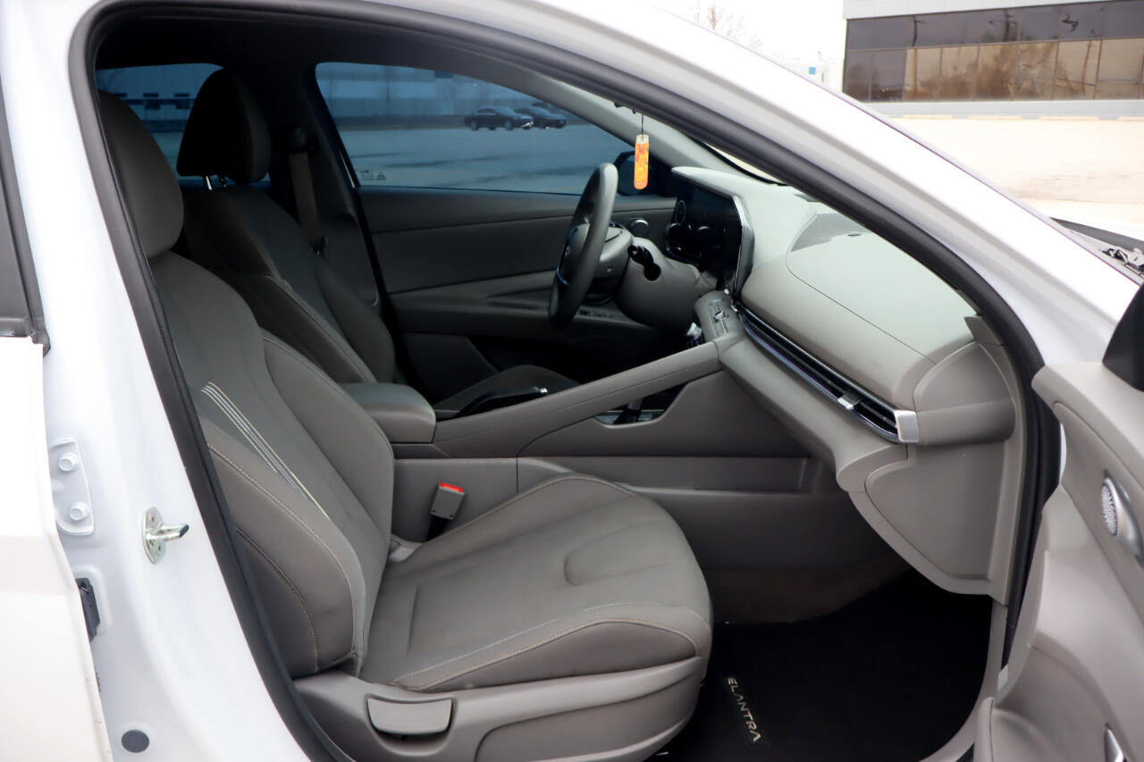 Used 2024 Hyundai Elantra SEL image 25