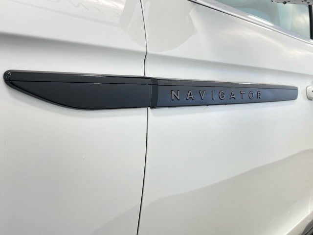 New 2026 Lincoln Navigator L Black Label AWD/4WD image 18